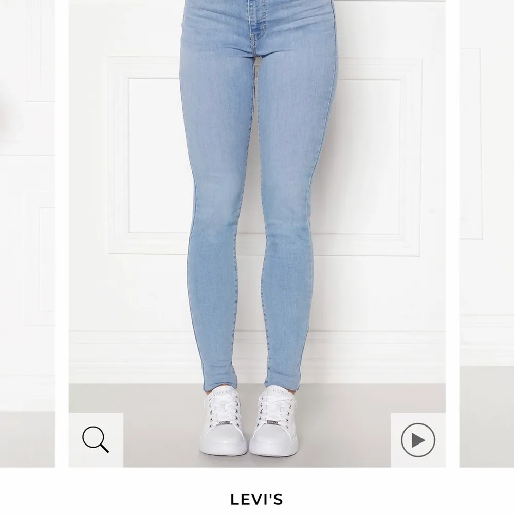 Har dessa nästan oanvända jeans ligger hemma och kommer tyvärr inte till användning då de va fel storlek för mig! Kontakta för mer information!. Jeans & Byxor.