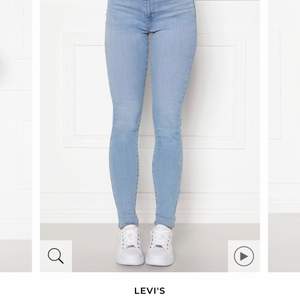 Har dessa nästan oanvända jeans ligger hemma och kommer tyvärr inte till användning då de va fel storlek för mig! Kontakta för mer information!