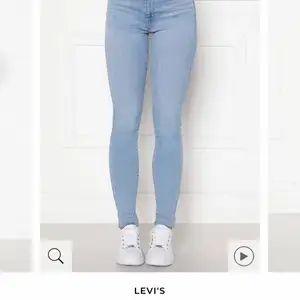 Har dessa nästan oanvända jeans ligger hemma och kommer tyvärr inte till användning då de va fel storlek för mig! Kontakta för mer information!