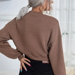 Brun sweater 🤎 - Brun halv-croppad sweater i strl S. Aldrig använd. Bra skönt material.