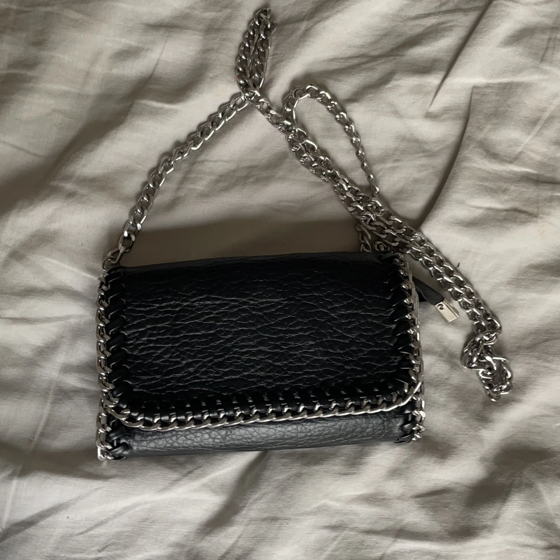 Svart axelremsväska tiamo