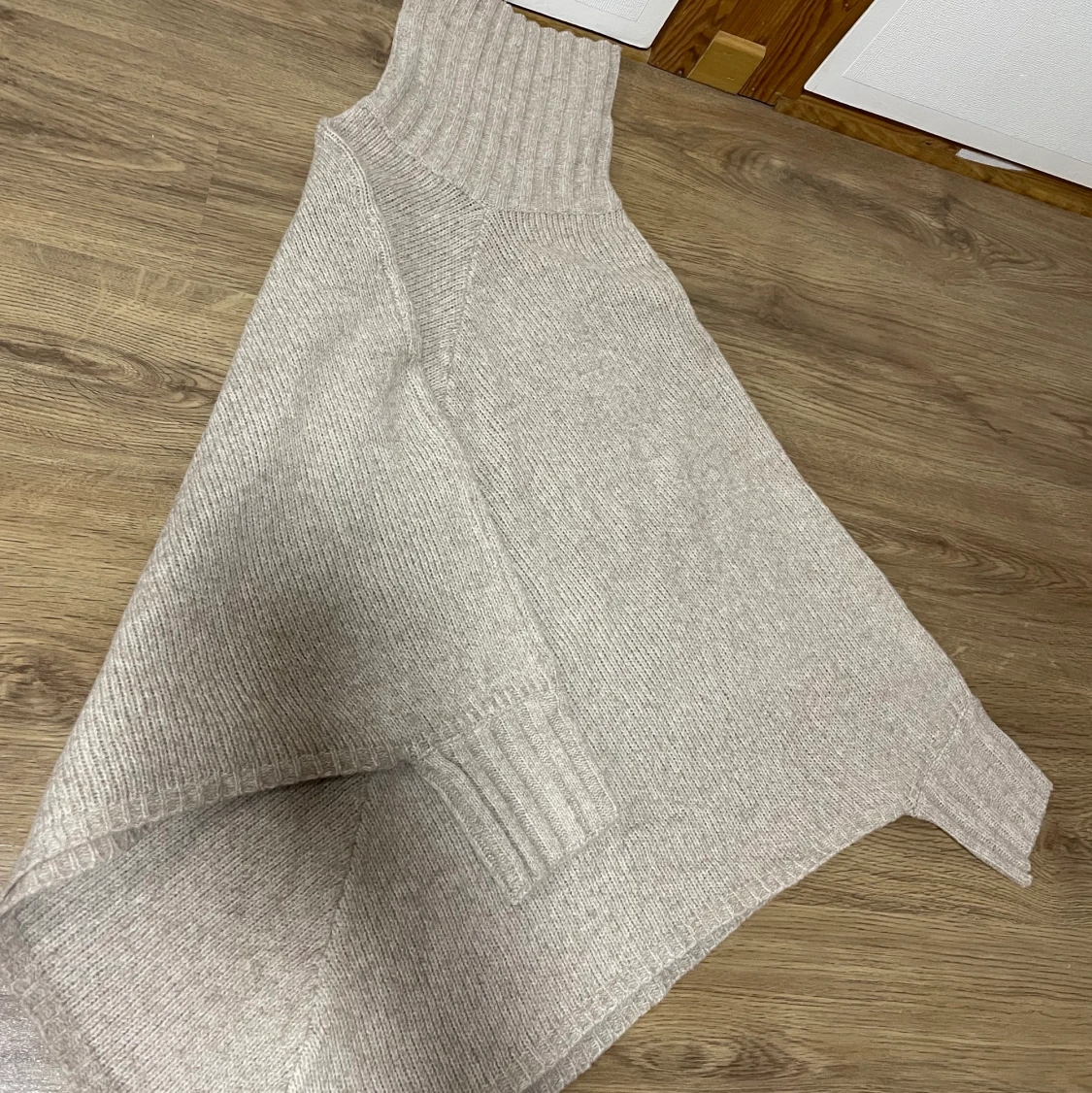 Asymmetrisk elegant tröja. Storlek M