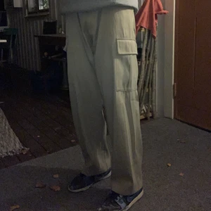 Baggy cargopants  - Ett par baggy cargo pants. Sitter perfekt för dig med M och uppåt. Köpta för 500kr för ca ett år sen. Endast använda när jag skejtat. De är i nyskick. Släpper de för 170kr och då är frakten inkluderad. Säg till om ni vill ha fler bilder osv.
