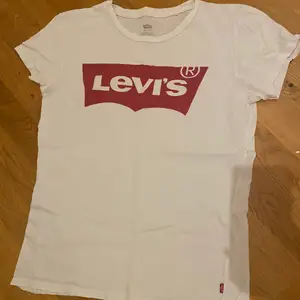 Fin Levis t shirt!! Skulle gissa på att den är i strl XS 