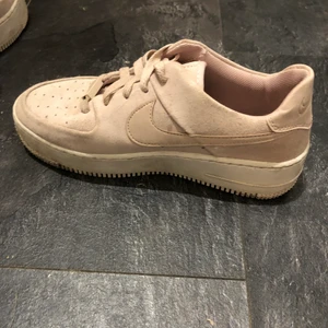 Nike Air Force 1 - Ljusrosa Nike Air Force 1. Endast använda ett fåtal gånger