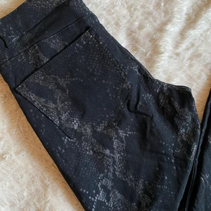 Ormskinn byxor - Svarta halvglansiga Jeggings i ”ormskinn” med hög midja, strl s från pieces🖤 Aningen för korta på mig så kommer tyvärr inte till användning.