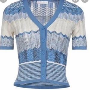 Sandro Cardigan - Säljer denna jättefina T-shirten med knappar ifrån Sandro Paris! Så söt och unik. Inga defekter! 💖