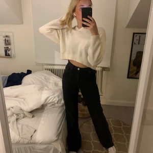 Zara jeans 34 - Säljer dessa 90s straight full length från zara!! Såå snygga och bekväma!! 🤝😍😍strl 34