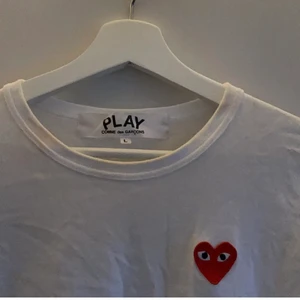 Långärmad cdg - De är små i stolekarna så L är som en M, bra skick, inga fläckar, köparen står för frakten ❤️🌟❤️