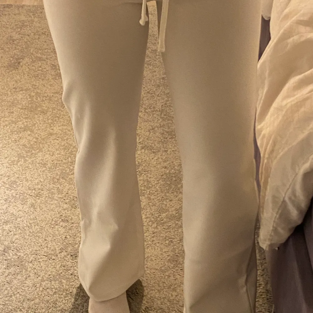 Vita mjukisbyxor från ASOS i storlek 32. Aldrig använda endast provade. Jag är 1,63 och dom är i perfekt längd för mig om man vill att de ska gå över fötterna lite. Köpta för 250 mitt pris 100kr🥰🥰. Jeans & Byxor.