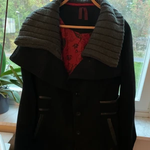 Äkta Desigual Rock som passar till allt! - Äkta Svart Desigual Rock, väldigt fin med bra kvalitet som håller dig varm på vintern. Storleken motsvarar 36/38. Original pris 2000kr. Säljer exkl. frakt! 