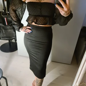 Pennkjol xs - Oanvänd pennkjol. Väldigt vackert tyg med glitterstådar som ränder. Liten slits i ena sidan. Perfekt för tex nyårsafton. 