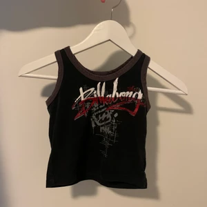 Billabong linne - En croptop från billabong i fint skick💕 storlek xs men är rätt så tajt i armarna, men annars superfin! Kan kombineras med andra linnen för samma frakt❣️.       Frakt förekommer