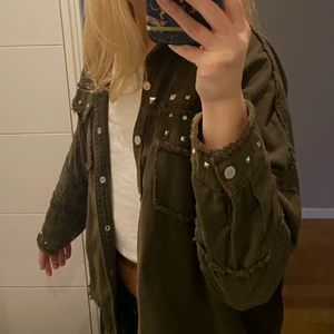 Zara jacka - Grön jacka med nitar från Zara✨ Den är välanvänd, men inte så sliten! Passar till allt💕 Skriv för mer bilder💗 Bud sker privat!