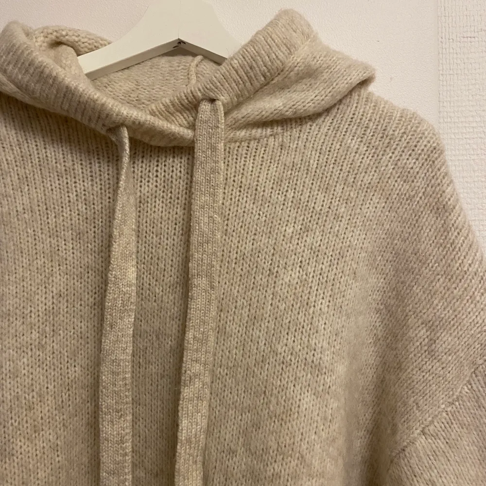 Så fin och mysig stickad hoodie ifrån HM, knappt använd! Strl xs/s men passar mig lite oversized som är s/m. Stickat.
