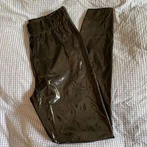 PU tights - ej använda   - Glansiga leggings. Från Boohoo. Storlek 36.