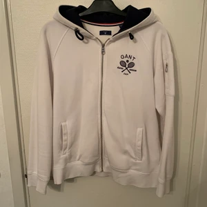 Gant hoodie - Vit Hoodie i st: XL                                                            knappt använd 