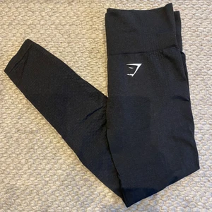 Gymshark - vital seamless - Tights från Gymshark i serien vital seamless! Bästa tightsen! De är i fint skick men har en liten reva på ca. 1 cm på innersidan av låret, därav det låga priset! 🖤 250 kr + frakt
