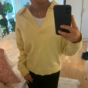 Tröja från Zara - Säljer denna jättepopulära tröja från zara i en jättefin ljusgul färg. Använd men fint skick, lite nopprig men inget som stör eller syns mycket. 🥰🥰😁😁 bud från 150 🥰