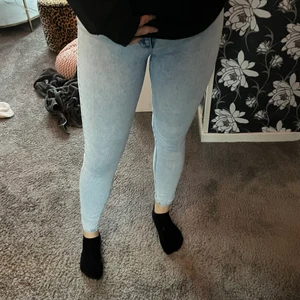 Gina Tricot Molly Jeans Storlek L  - Knappt aldrig använda Molly Jeans från Gina Tricot så dom är i nyskick. Nypris 300kr, jag säljer för 100kr + frakt. 
