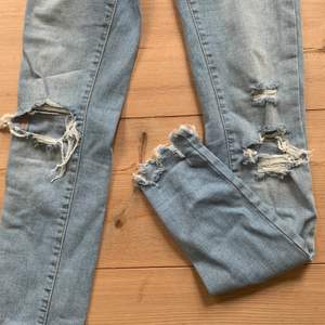 Skinny jeans ifrån gina i ett lite tunnare och väldigt stretchigt jeans-material. Knapt använda. Inte använda på ca 2år så ligger just nu bara och tar plats. Köparen står för frakt 🤍 priset går att diskuteras!!