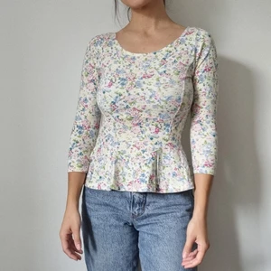 Blommig peplum top, Bikbok (strl S) - Blommig peplum top från Bikbok i storlek S (passform XS/S). Gulligt mönster, kan göras om till en söt croptop!
