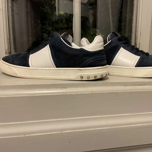 Valentino skor  - Säljer ett par rätt fräscha valentino skor, i storlek 41, kvitto finns inte då det var en present, box finns,  6000 på farfetch, kan tänka mig att 1800 skulle funka✨