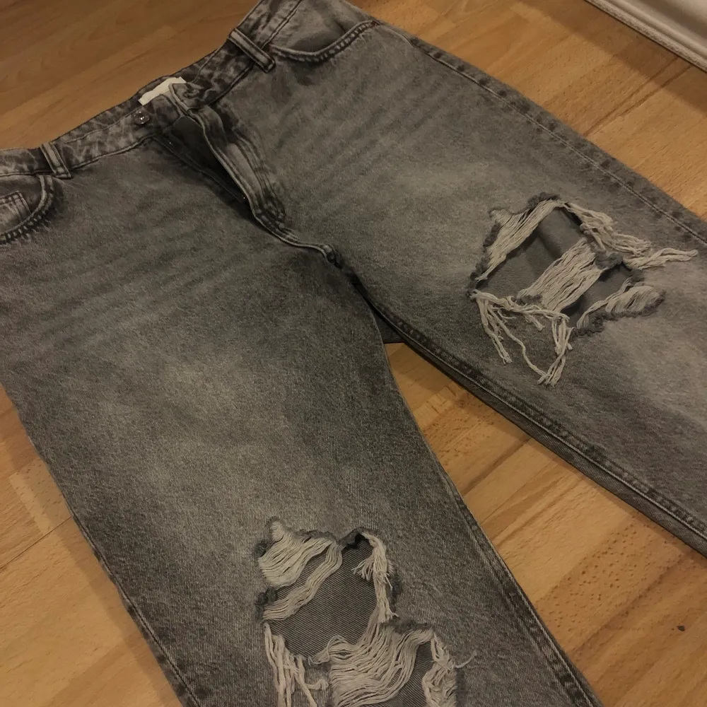 Säljer ett par straight jeans i färgen grå från H&M. Använd engån, storlek 44💕. Jeans & Byxor.