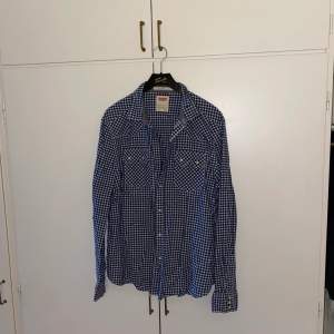 Rutig skjorta från Levis i size M