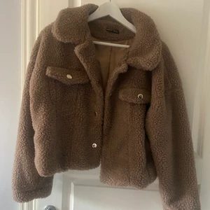 Teddy jacka storlek M - Mysig höstjacka,  aldrig använd då den var för stor för mig😊