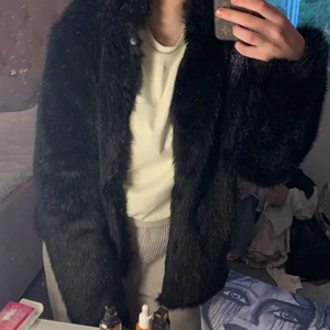 Svart superfin pälsjacka i strl S😍 - Supermysig och jättefin pälsjacka, suuper skön🥰😍Säljer för har ingen användning av den längre, strl S💕💕Bud från 700<33☺️💞Bjuder frakt