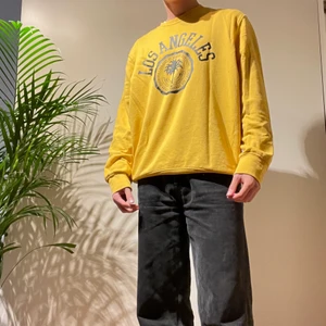 Gul Sweatshirt - Gul sweatshirt från HM, Storlek M, liten gul fläck/missfärgning på ryggen