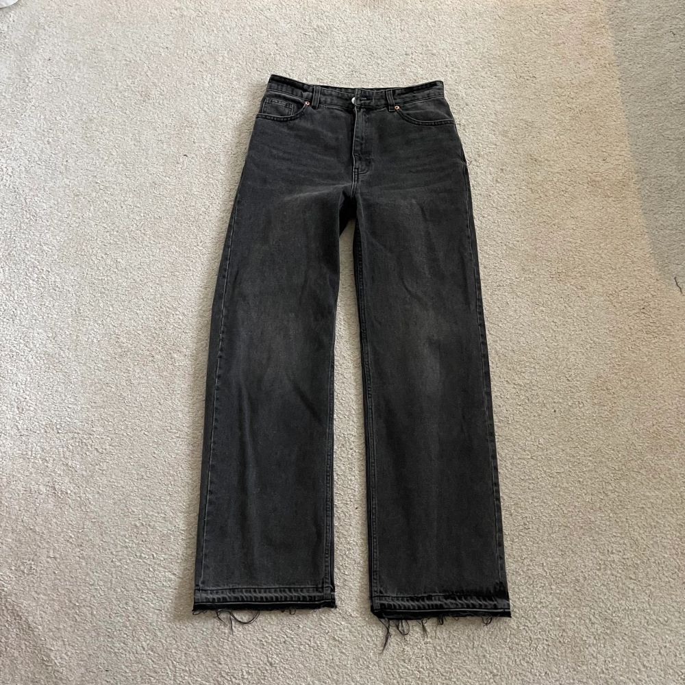 Jeans från monki i modellen Yoko. Bra passform på mig som är 173cm😊 Orginalpris: 400kr. Jeans & Byxor.
