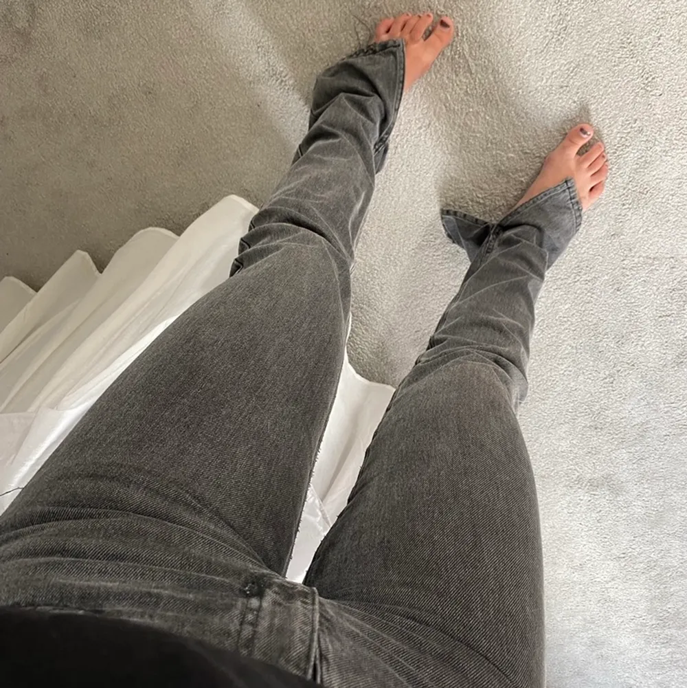 Populära zara byxor i en grå färg med slits längst ner. Säljer då de är för små för mig. Jeans & Byxor.