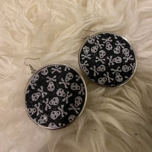 Örhängen  - Glittriga örhängen med dödskallar.