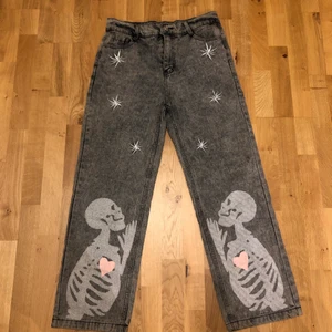 Loose jeans - Oanvända jeans, de är en aning ljusare än bilden visar. Sitter som en 29/30 och har en lös passform