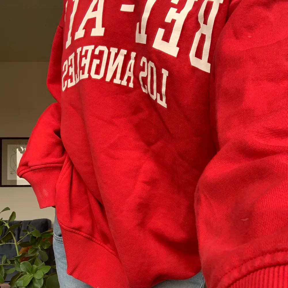 En röd oversized sweatshirt från zara💕💕passar S och uppåt beroende på hur man vill att den ska sitta. Kontakta privat via intresse . Hoodies.