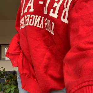 En röd oversized sweatshirt från zara💕💕passar S och uppåt beroende på hur man vill att den ska sitta. Kontakta privat via intresse 