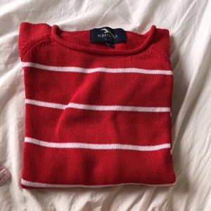 Albatross  - Fin röd vit tröja från ett känt båt företag, andvänd 2 gånger och jätte skön säljer för att den inte kommer till  andväning .❤️ 