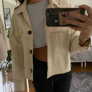 vit jacka - ”vit” jacka i stl S. Skriv privat för fler bilder. Jag är ca 172cm lång, köparen betalar för frakten.💕