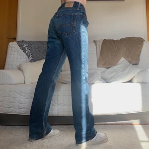 Baggy Hollister Jeans - Säljer dessa coola jeans från Hollister! Storleken är W32L32, 88cm midja och 85cm innerbenslängd! Jag på bilderna är 172cm och brukar bära storlek 38/W28/S-M❤️