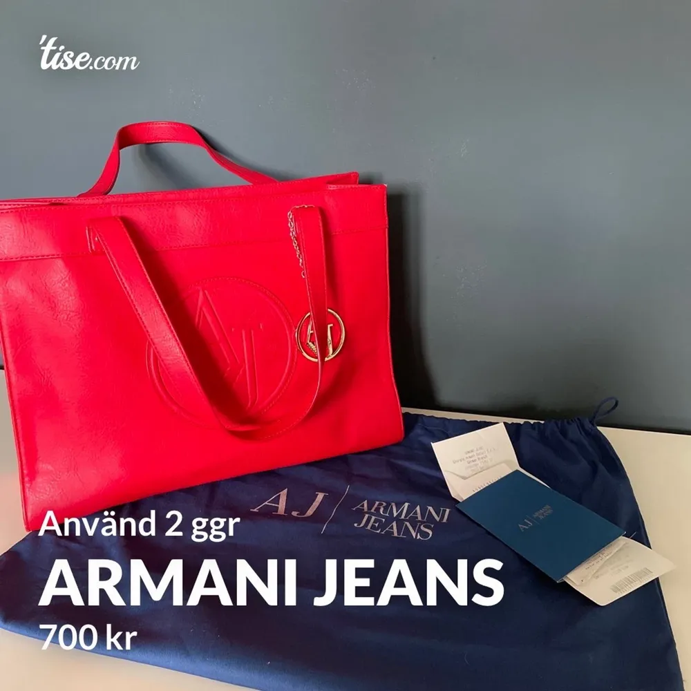 Super snygg i mkt fin skick nästintill oanvänd Armani Jeans väska med kvitto och dust bag. Priset kan diskuteras. Skicka PM om ni undrar ngt:). Väskor.