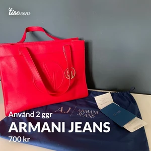 Armani Jeans  - Super snygg i mkt fin skick nästintill oanvänd Armani Jeans väska med kvitto och dust bag. Priset kan diskuteras. Skicka PM om ni undrar ngt:)