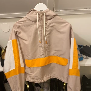 Vindjacka monki - Vind/regn jacka från monki i storlek S💕använd en gång och i nyskick, köpare står för frakt