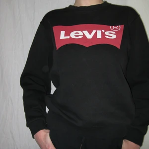 Tjocktröja - En tjocktröja med Levis tryck på. Det är inte en äkta Levi’s men det är knappt märkbart. Passar st xs/s. Köparen står själv för frakt eller så möts vi i Sthlm🌹