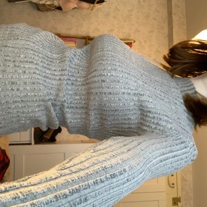 Tight grå tröja - En jättemjuk och åtsittande tröja. Sitter bra på mig som är en S/M🍓 frakt på 66kr ingår i priset :)