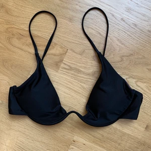 Sjukt snygg bikini topp  - Sjukt fin bikini topp, oanvänd och säljer då den inte kommer till användning, storlek M och passar även S. Köparen står för frakt💕