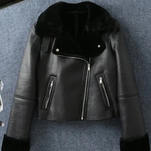 Aviator jacket (black) - Säljer denna helt oanvända aviator jacka. Storlek M, den är ganska tight så den passar perfekt i XS/S. Passar perfekt till vår/höst. Nypris: 999 kr