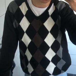 Checked V-ringad tröja🖤 - V-ringad tröja. Använd ett fåtal gånger och i väldigt bra skick😇 storlek M men passar S perfekt också😁