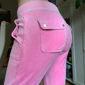 Använda Juicy Couture mjukisar - Dessa var alldeles för stora så jag försökte sy in de i låren, de är fortfarande för stora och det går lite slitna sömmar hit och dit på insidan. En stor storlek M. Men med  lite mer booty sitter de säkert fint dock. Äkta Juicy Couture.